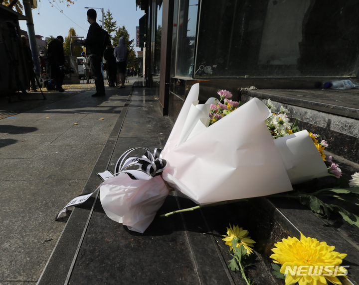 [서울=뉴시스] 김금보 기자 = 30일 오후 서울 용산구 이태원 압사 사고 현장 인근에 희생자들을 애도하는 근조화가 놓여있다. 2022.10.30. kgb@newsis.com