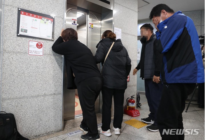 [서울=뉴시스] 조성봉 기자 = 지난 29일 밤 서울 용산구 이태원 일대에서 대규모 압사 사고가 발생한 가운데 30일 오후 한남동 주민센터에 마련된 실종자 접수처 대기실 앞에서 가족들이 사망자 명단을 확인하고 오열하고 있다. 2022.10.30.   suncho21@newsis.com