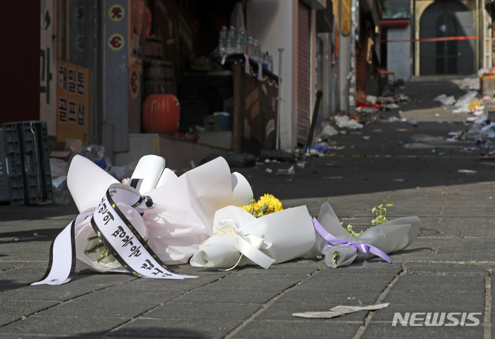 [서울=뉴시스] 김금보 기자 = 30일 오후 서울 용산구 이태원 압사 사고 현장에 시민들이 놓고간 근조화가 놓여 있다.  2022.10.30. kgb@newsis.com