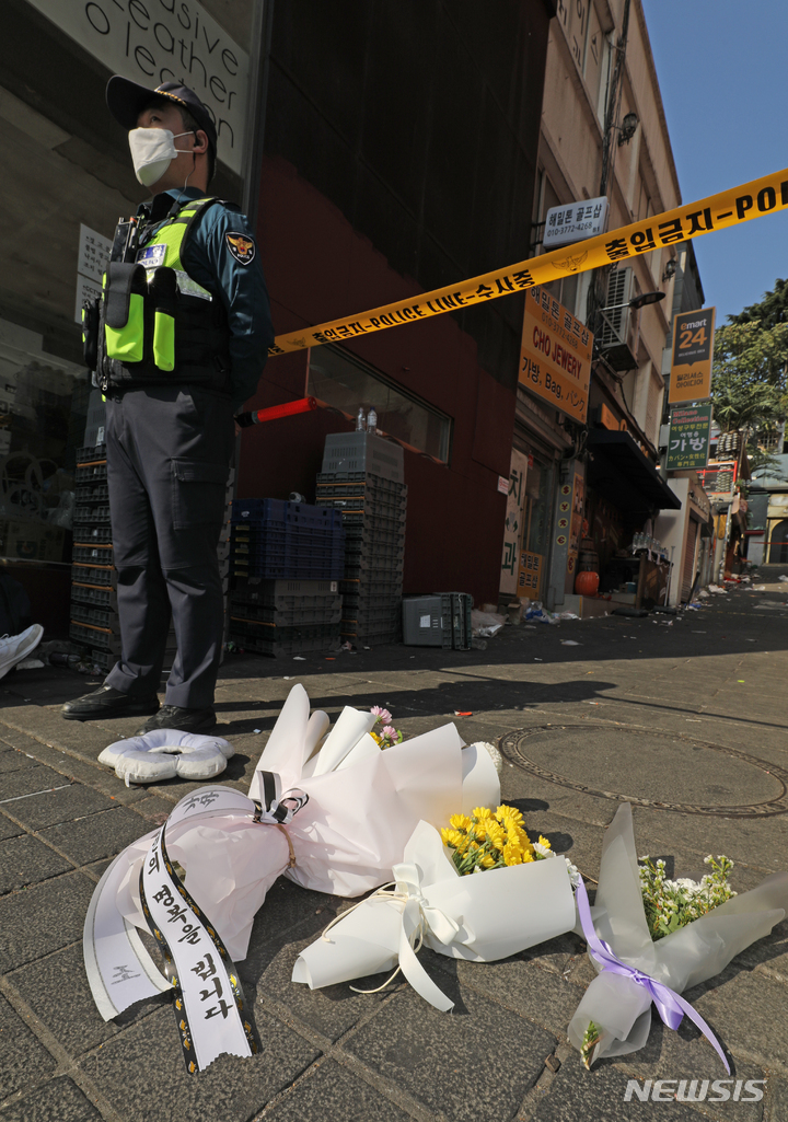 [서울=뉴시스] 김금보 기자 = 30일 오후 서울 용산구 이태원 압사 사고 현장에 시민들이 놓고간 근조화가 놓여 있다.  2022.10.30. kgb@newsis.com