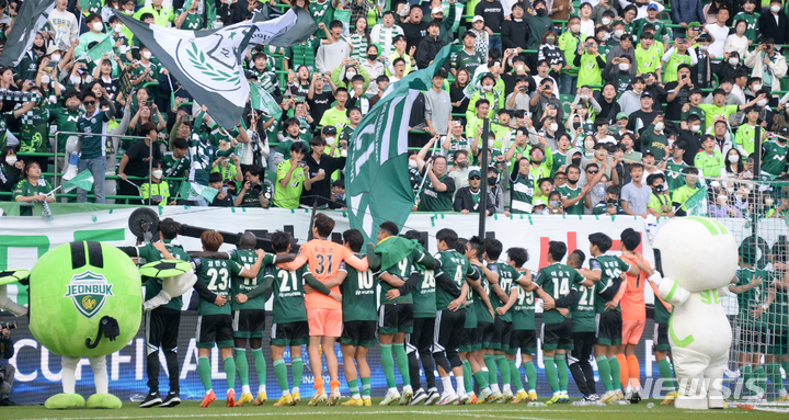 [전주=뉴시스] 김얼 기자 = 2022 하나원큐 FA컵 결승 2차전 전북현대와 서울 FC 경기가 열린 30일 전북 전주시 전주월드컵경기장에서 우승을 차지한 전북현대 선수들이 팬들과 함께 노래부르며 승리를 만끽하고 있다. 2022.10.30. pmkeul@newsis.com