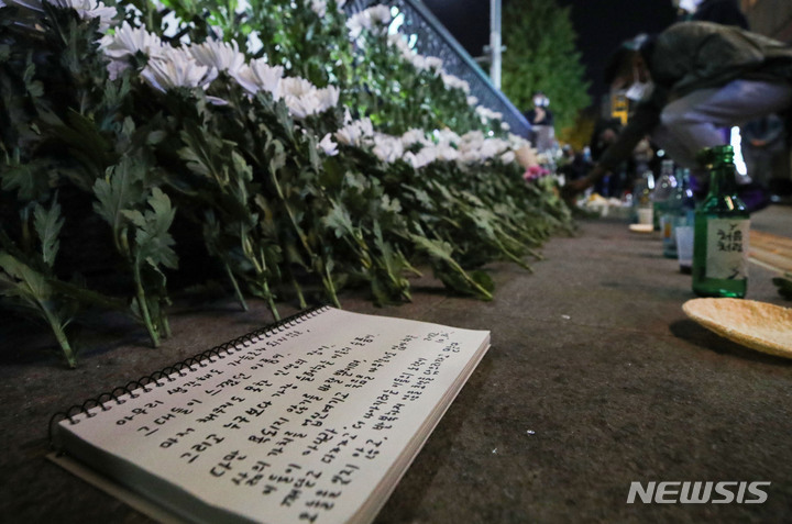 [서울=뉴시스] 권창회 기자 = 30일 오후 서울 용산구 이태원 압사 사고 인근에 마련된 추모공간에서 시민들이 헌화하고 있다. 2022.10.30. kch0523@newsis.com