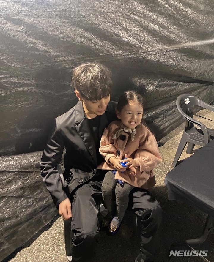 [서울=뉴시스] (왼쪽부터) 쌈디·조카 채채. 2022.10.31. (사진=인스타그램 제공) photo@newsis.com *재판매 및 DB 금지