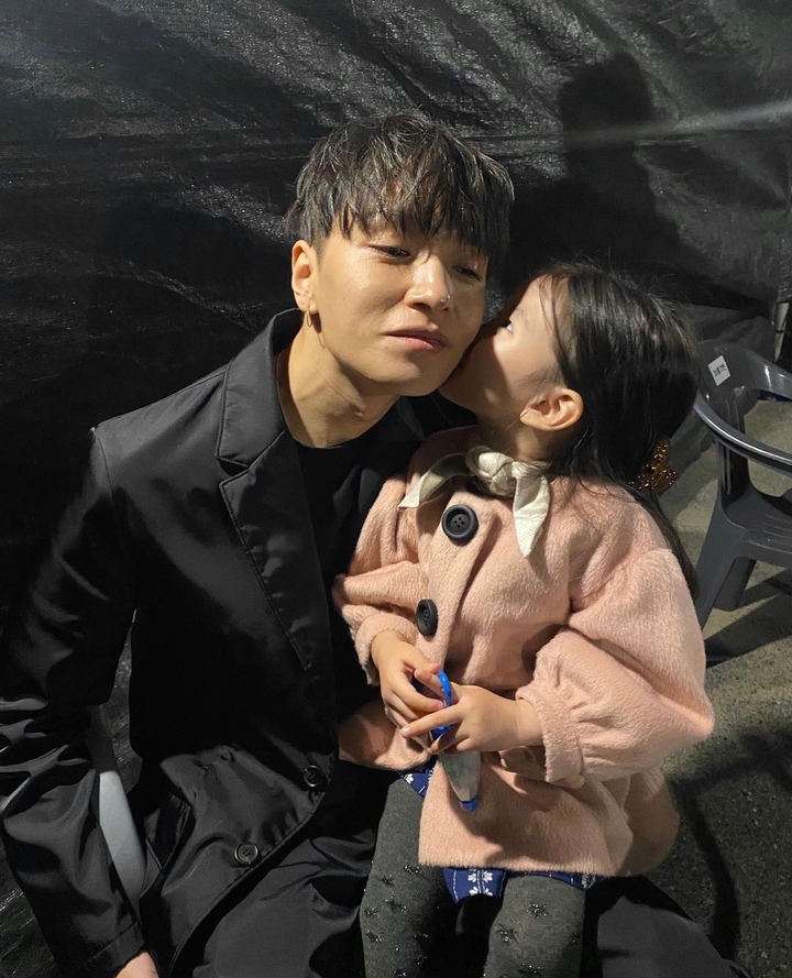 [서울=뉴시스] (왼쪽부터) 쌈디·조카 채채. 2022.10.31. (사진=인스타그램 제공) photo@newsis.com *재판매 및 DB 금지 *재판매 및 DB 금지