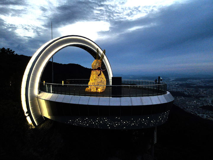 [대구=뉴시스]새로 단장을 마치고 11월부터 개방하는 앞산전망대(사진=대구시 제공) 2022.10.31 photo@newsis.com *재판매 및 DB 금지