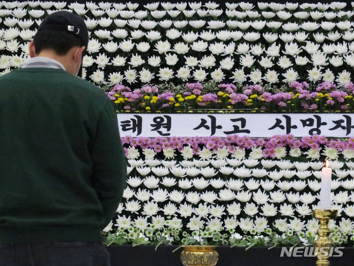 [인천=뉴시스] 김동영 기자 = 인천시민이 31일 오후 인천시청 2층 대회의실에 마련된 이태원 사고 사망자 합동분향소를 방문해 조문하고 있다. 2022.10.31. dy0121@newsis.com 