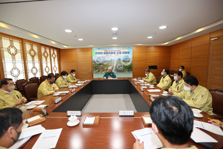 [포항=뉴시스] 강진구 기자 = 경북 포항시의회(의장 백인규)는 31일 오전 ‘이태원 사고’와 관련 의장단·상임위원장 긴급 간담회를 개최했다.(사진=포항시의회 제공) 2022.10.31.photo@newsis.com *재판매 및 DB 금지