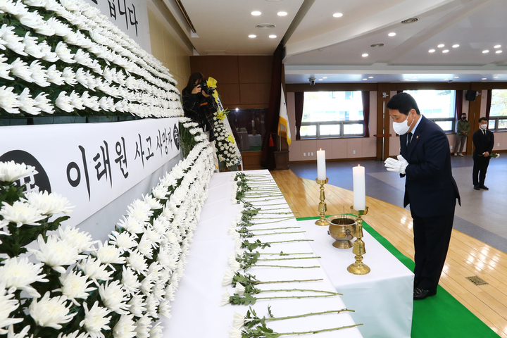 [춘천=뉴시스] 김경목 기자 = 31일 오후 권혁열 강원도의회 의장이 강원 춘천시 강원도청 별관 4층에 마련된 이태원 사고 희생자 합동분향소에서 강릉 출신 사망자(24·여)를 포함한 154명의 희생자들을 추모하고 있다. (사진=강원도의회 제공) 2022.10.31. photo@newsis.com *재판매 및 DB 금지