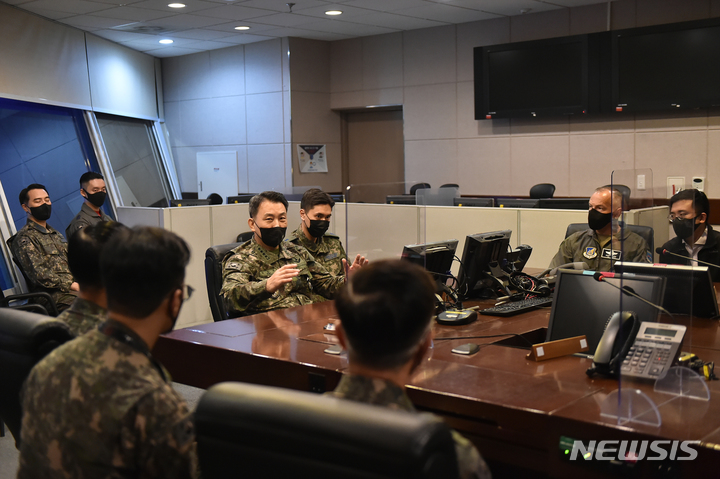 [서울=뉴시스] 김승겸 합참의장이 31일 공군작전사령부 전투지휘소에서 대비태세를 점검하고 있다. (사진=합참 제공) 2022.10.31