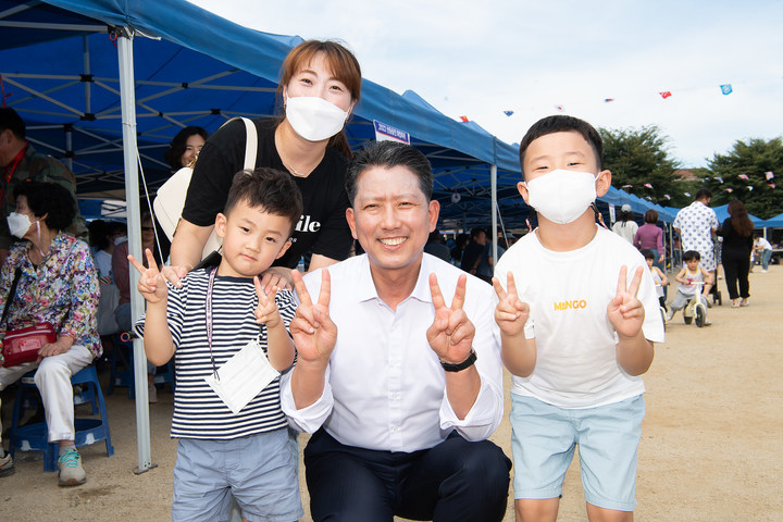 김장호 시장이 아이들과 기념사진을 찍고 있다. 구미시 제공 *재판매 및 DB 금지