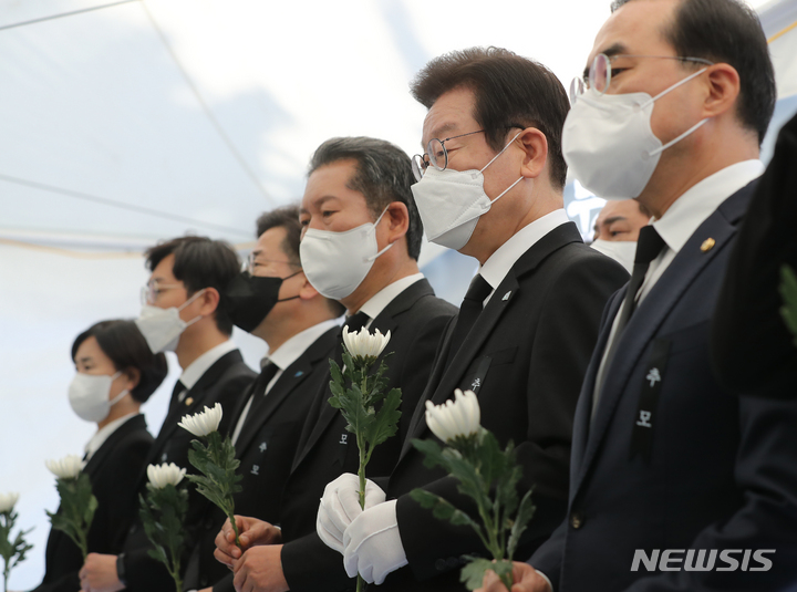 [서울=뉴시스] 김금보 기자 = 이재명 더불어민주당 대표가 31일 오전 서울 용산구 녹사평역광장에 마련된 이태원 사고 사망자 합동분향소에서 분향을 하고 있다. 2022.10.31. kgb@newsis.com