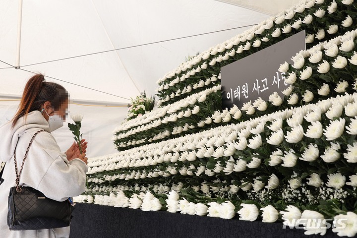 [서울=뉴시스] 김금보 기자 = 31일 오전 서울 용산구 녹사평역광장에 설치된 이태원 압사 참사 합동분향소에서 희생자들을 추모하며 시민이 헌화하고 있다. (공동취재사진) 2022.10.31. photo@newsis.com