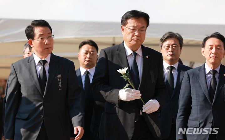 [서울=뉴시스] 최동준 기자 = 정진석 국민의힘 비상대책위원장을 비롯한 국민의힘 관계자들이 지난달 31일 서울 중구 서울광장 합동분향소를 찾아 이태원 참사 희생자들을 조문하고 있다. (공동취재사진) 2022.10.31. photo@newsis.com