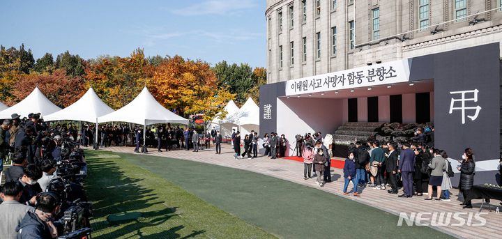 [서울=뉴시스] 최동준 기자 = 31일 서울 중구 서울광장에 마련된 이태원 사고 사망자 합동분향소를 찾은 시민들이 헌화를 하고 있다. (공동취재사진) 2022.10.31. photo@newsis.com