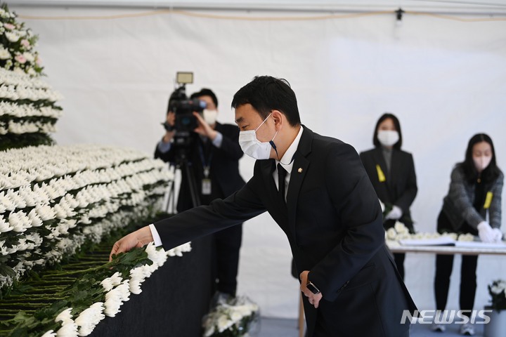 [서울=뉴시스] 김금보 기자 = 김용민 더불어민주당 의원이 지난달 31일 오전 서울 용산구 이태원광장에 마련된 이태원 사고 사망자 합동분향소에서 헌화하고 있다. (공동취재사진) 2022.10.31. photo@newsis.com