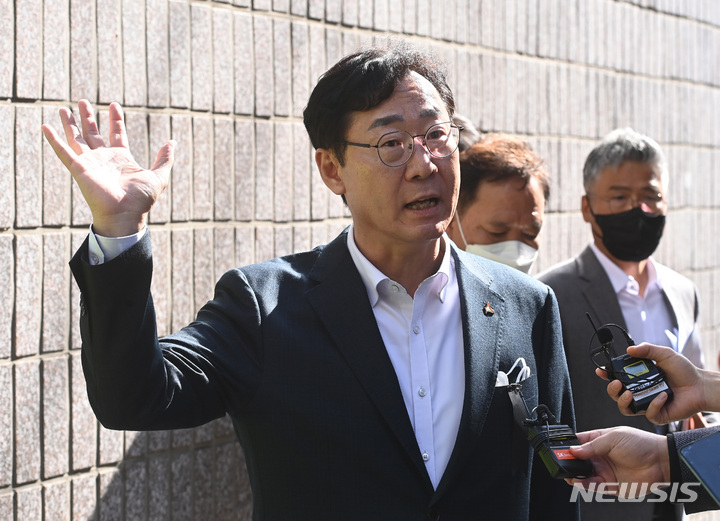 [화성=뉴시스] 김종택기자 = 일명 '수원발발이'로 알려진 연쇄성폭행범 박병화(40) 출소일인 31일 경기도 화성시 한 주택가에서 정명근 화성시장이 박병화의 신속퇴거를 주장하고 있다. 2022.10.31. jtk@newsis.com