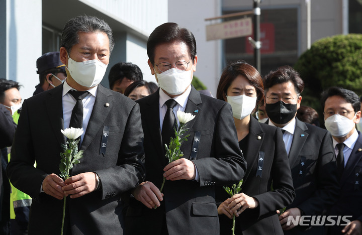 [서울=뉴시스] 조수정 기자 = 이재명 더불어민주당 대표와 당 지도부가 31일 오전 서울 용산구 이태원역 1번 출구에 마련된 희생자 추모 공간을 찾아 헌화하고 있다. (공동취재사진) 2022.10.31. chocrystal@newsis.com