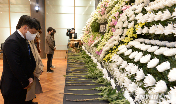 [울산=뉴시스] 배병수 기자 = 울산시청 직원들이 31일 오후 시의회 시민홀에 마련된 이태원 사고 사망자 합동분향소를 방문해 조문하고 있다. 2022.10.31. bbs@newsis.com