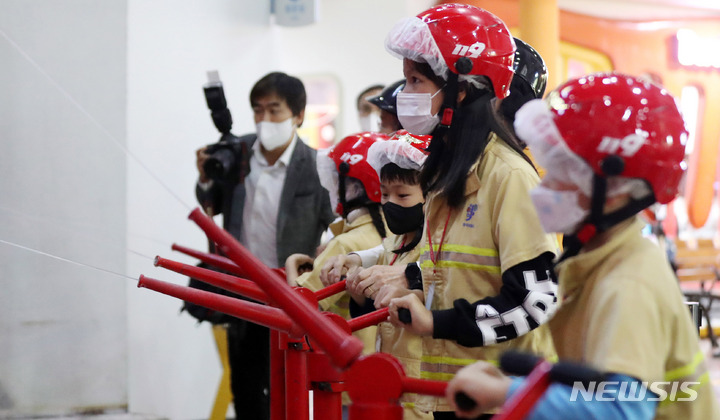 [성남=뉴시스] 추상철 기자 = 지난 2022년 10월 31일 오후 경기 성남시 분당구 한국잡월드에서 열린 '전경련, 다문화 어린이 경제교육 및 일자리 체험' 행사에서 어린이들이 119 소방 체험을 하고 있다. 2022.10.31. scchoo@newsis.com