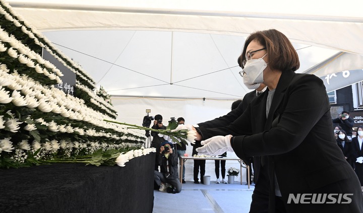 [서울=뉴시스] 김금보 기자 = 박희영 용산구청장이 지난달 31일 서울 용산구 녹사평역 광장에 마련된 이태원 압사 사고 합동분향소를 찾아 조문하고 있다. (공동취재사진) 2022.11.01. photo@newsis.com