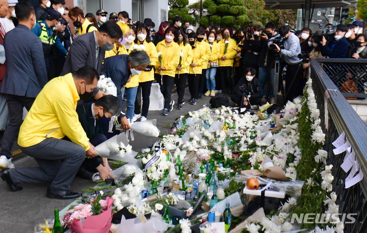 [서울=뉴시스] 조수정 기자 = 세월호 유가족들이 지난달 31일 서울 용산구 이태원역 1번 출구 앞에서 이태원 참사 희생자들을 추모하고 있다. (공동취재사진) 2022.10.31. photo@newsis.com