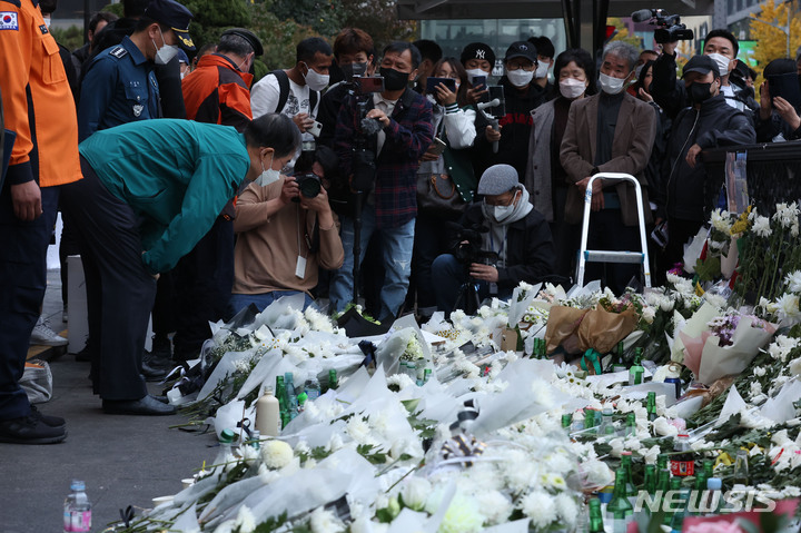 [서울=뉴시스] 배훈식 기자 = 한덕수 국무총리가 31일 오후 서울 용산구 이태원역 1번 출구에 마련된 희생자 추모 공간을 찾아 애도하고 있다. 2022.10.31. photo@newsis.com