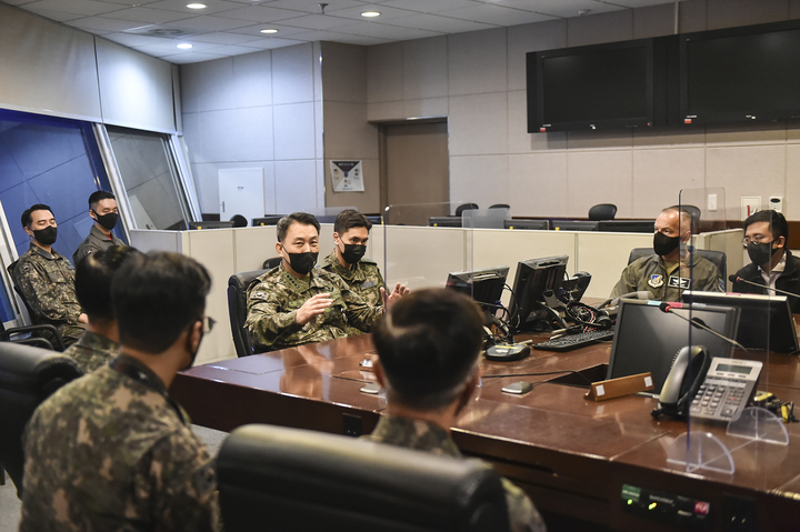 [서울=뉴시스] 김근수 기자 = 김승겸 합동참모의장이 31일 공군작전사령부 전투지휘소에서 대비태세를 점검하고 있다. (사진= 대한민국 합동참모본부 제공) 2022.10.31. photo@newsis.com *재판매 및 DB 금지