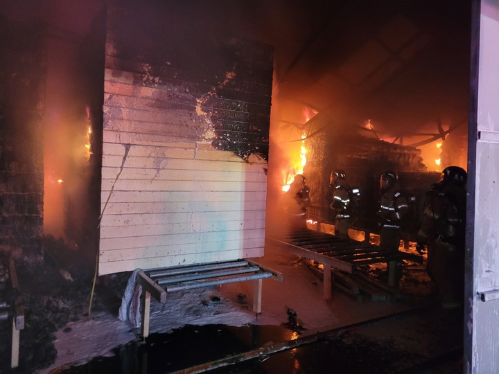 [진주=뉴시스]진주 상평공단내 패널 생산업체 화재. 소방청은 1일 2023년 화재 안전정책 시행 계획을 발표하고 향후 5년간 화재 사망자를 10% 줄이겠다고 밝혔다. 2022.11.01. photo@newsis.com *재판매 및 DB 금지