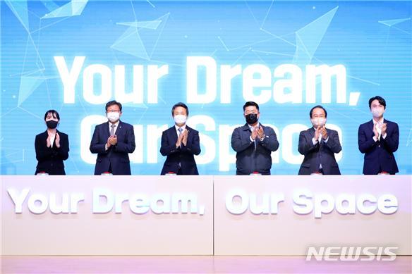 [서울=뉴시스] 대우건설이 지난달 28일 창립 49주년 기념식에서 새로운 비전인 'Your Dream, Our Space 고객의 꿈을 실현하는 기업'을 선포했다. (사진=대우건설 제공)