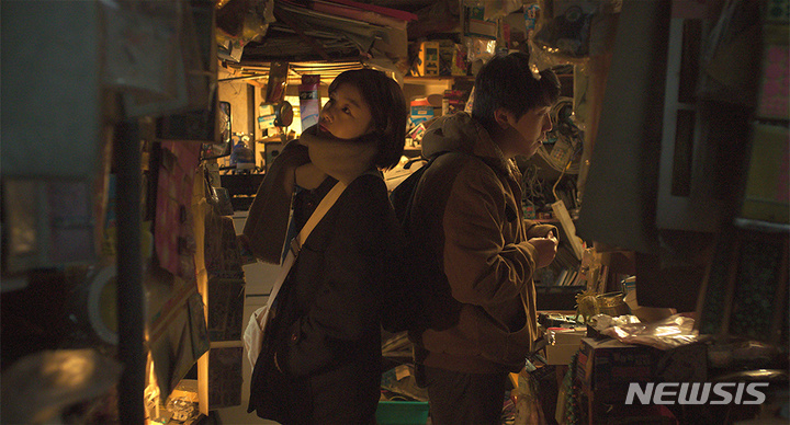 [서울=뉴시스] '창밖은 겨울' 로드무비 스틸 컷. 2022.11.01. (사진=영화사 진진 제공) photo@newsis.com *재판매 및 DB 금지