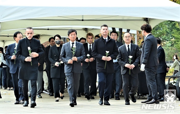 [서울=뉴시스]정몽규 회장 등 대한축구협회 임직원, 1일 오전 서울시청 광장 분향소 조문 (사진 = 대한축구협회 제공)