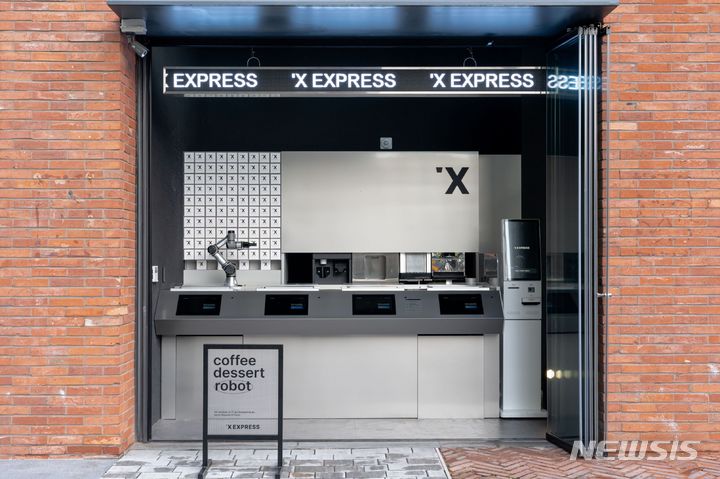 [서울=뉴시스] 오픈형 무인 로봇 카페 '엑스익스프레스'. (사진=엑스와이지 제공) 2022.11.01. photo@newsis.com