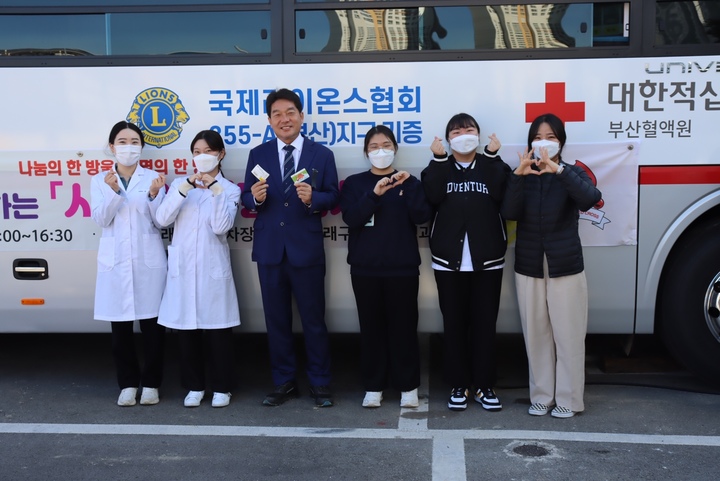 [부산=뉴시스] 장준용 동래구청장(왼쪽 3번째)과 부산혈액원 직원들이 1일 '사랑의 헌혈 봉사의 날' 행사를 맞아 기념사진을 촬영하고 있다. (사진=동래구청 제공) *재판매 및 DB 금지