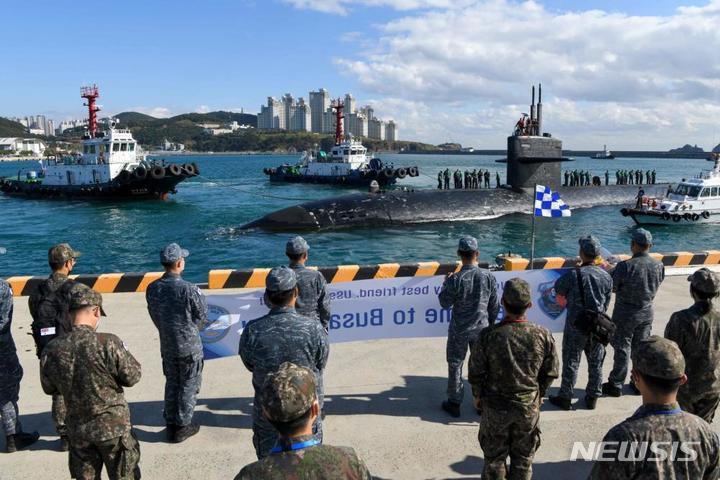 [서울=뉴시스] 지난 31일 부산항에 입항하는 미 해군 LA급 잠수함 '키웨스트. (사진=영상정보배포시스템(DVIDS) 캡처) 2022.11.01 