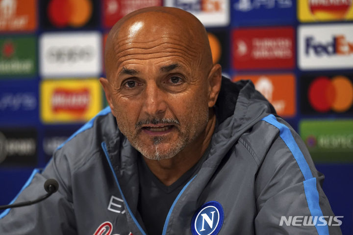 [리버풀=AP/뉴시스] 루치아노 스팔레티 나폴리 감독이 지난달 31일(현지시간) 영국 리버풀의 안필드에서 열리는 유럽축구연맹(UEFA) 챔피언스리그 A조 최종전 리버풀과의 경기를 하루 앞두고 공식 기자회견을 하고 있다. 김민재가 뛰고 있는 나폴리는 챔스리그 5전 전승으로 조 1위를, 나폴리는 4승1패로 2위를 기록하고 있다. 2022.11.01.