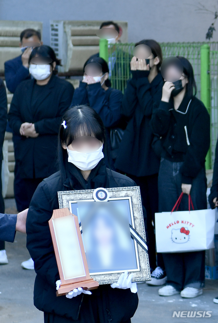 [장성=뉴시스] 김혜인 기자 = 핼러윈 참사 피해자 A(19)양의 발인식이 열린 1일 오전 전남 장성읍 기산리의 장례식장에서 유족과 A양의 동창생들이 오열하고 있다. 2022.11.01.hyein0342@newsis.com