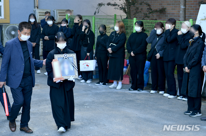 [장성=뉴시스] 김혜인 기자 = 핼러윈 참사 피해자 A(19·여)씨의 발인식이 열린 1일 오전 전남 장성읍 기산리 한 장례식장에서 유족과 A씨의 동창들이 오열하고 있다. 2022.11.01.hyein0342@newsis.com