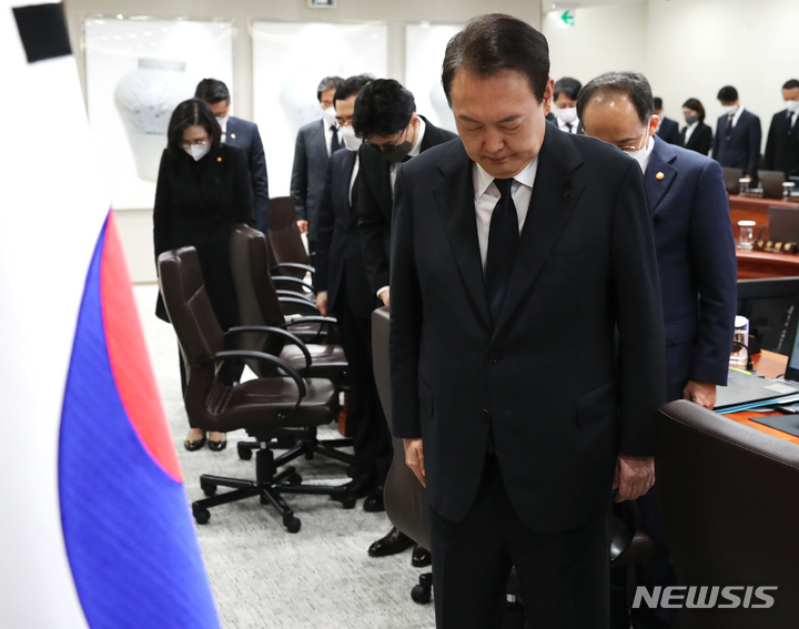 [서울=뉴시스] 전신 기자 = 윤석열 대통령이 1일 서울 용산 대통령실 청사에서 열린 국무회의에서 이태원 참사 희생자들의 명복을 비는 묵념을 하고 있다. 2022.11.01. photo1006@newsis.com