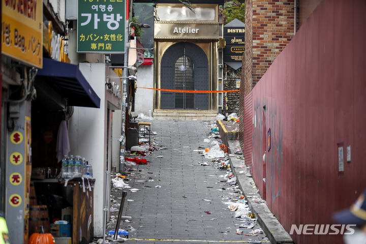 [서울=뉴시스] 정병혁 기자 = 1일 오전 서울 용산구 이태원 압사 사고 현장에 물품들이 남아 있다. 2022.11.01. jhope@newsis.com