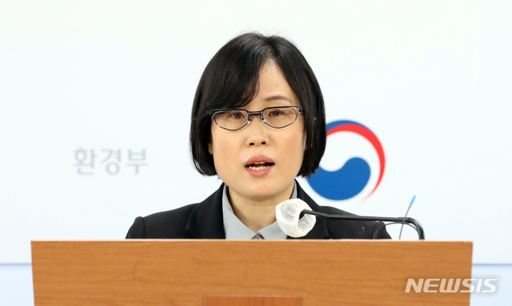 [세종=뉴시스] 강종민 기자 = 정선화 환경부 자원순환국장이 1일 오전 세종시 정부세종청사에서 오는 24일부터 일회용품 사용 줄이기 확대 시행을 앞두고 제도 시행방안을 발표하고 있다. 2022.11.01. ppkjm@newsis.com