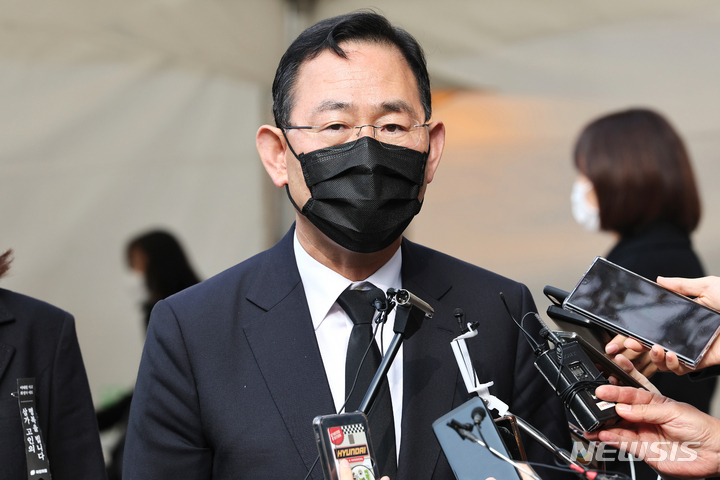 [서울=뉴시스] 추상철 기자 = 주호영 국민의힘 원내대표가 지난 1일 서울 중구 서울광장에 마련된 이태원 사고 사망자 합동 분향소에서 조문을 마치고 취재진의 질문에 답변하고 있다. (공동취재사진) 2022.11.01 photo@newsis.com