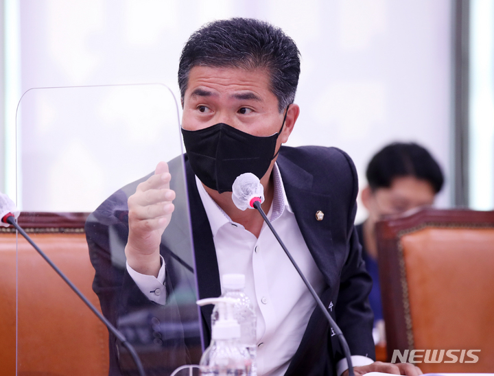 [서울=뉴시스] 고범준 기자 = 이원택 더불어민주당 의원이 1일 오전 서울 여의도 국회에서 열린 제400회국회(정기회) 제1차 농림축산식품해양수산위원회 예산결산심사소위에서 질의하고 있다. 2022.11.01. bjko@newsis.com