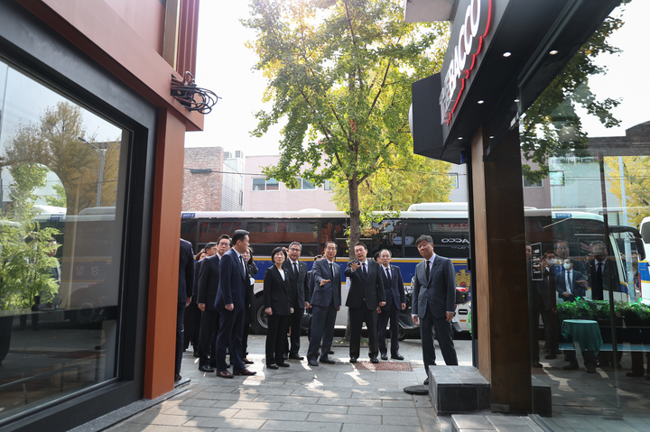 [서울=뉴시스] 윤석열 대통령이 1일 서울 용산구 이태원역 1번 출구 앞에 마련된 '이태원 압사 참사' 희생자 추모 공간을 찾아 헌화한 후 주변 골목길을 살펴보고 있다. (사진=대통령실 제공) 2022.11.01. photo@newsis.com *재판매 및 DB 금지