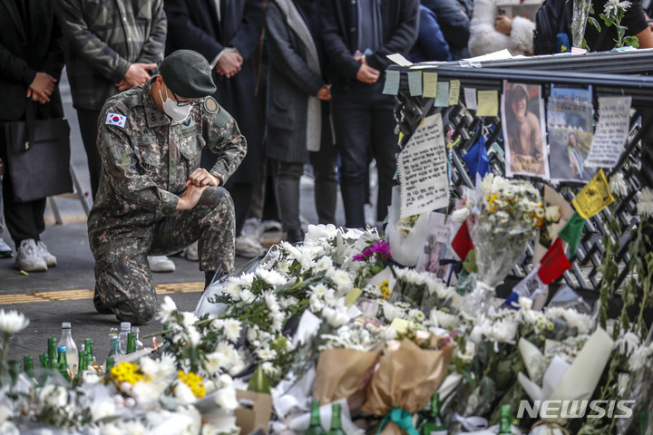 [서울=뉴시스] 정병혁 기자 = 1일 오전 서울 용산구 이태원역에 마련된 추모공간을 찾은 군인이 묵념하고 있다. 2022.11.01. jhope@newsis.com