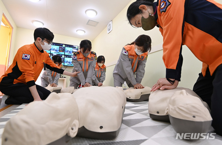 [안산=뉴시스] 김종택기자 = 1일 경기도 안산소방서 안전체험관에서 여성의용소방대원들이 심폐소생술(CPR) 및 응급처치 교육을 받고 있다. 2022.11.01. jtk@newsis.com