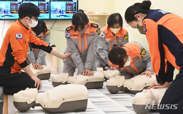 [안산=뉴시스] 김종택기자 = 1일 경기도 안산소방서 안전체험관에서 여성의용소방대원들이 심폐소생술(CPR) 및 응급처치 교육을 받고 있다. 2022.11.01. jtk@newsis.com