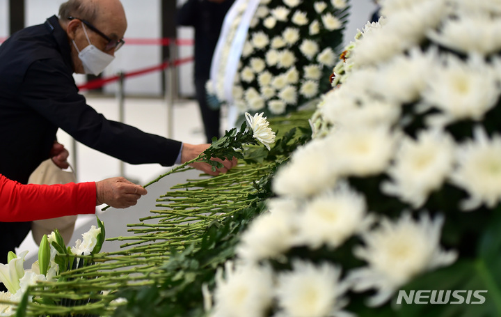 [대구=뉴시스] 이무열 기자 =지난 1일 오후 대구 달서구 두류공원 안병근올림픽기념유도관에 설치된 이태원 사고 사망자 합동분향소를 찾은 시민들이 조문하고 있다. 2022.11.01. lmy@newsis.com