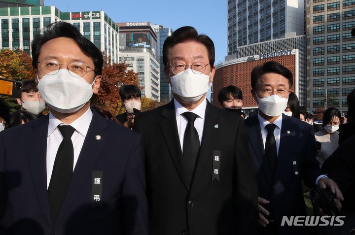 [서울=뉴시스] 추상철 기자 = 이재명 더불어민주당 대표와 박홍근 원내대표가 1일 오후 서울시청 앞 서울광장에 마련된 이태원 사고 사망자 합동분향소에서 헌화를 마친 뒤 광장을 나서고 있다. (공동취재사진) 2022.11.01. photo@newsis.com