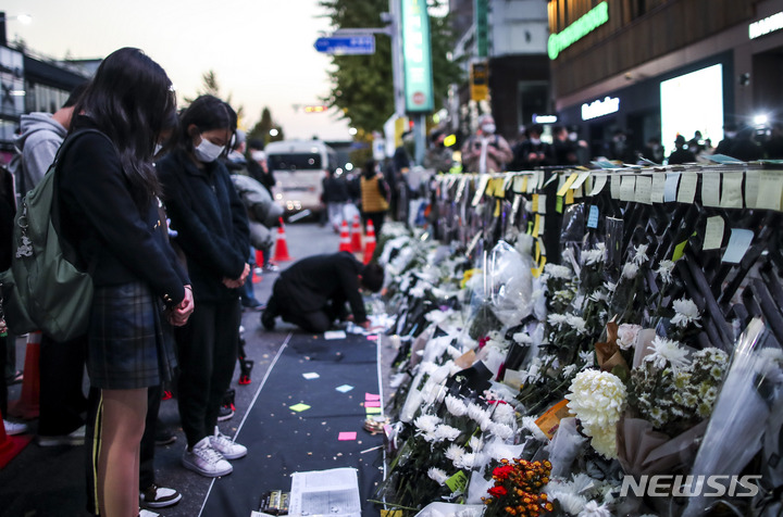 [서울=뉴시스] 정병혁 기자 = 지난 1일 오후 서울 용산구 이태원역에 마련된 추모공간을 찾은 시민들이 희생자들을 추모하고 있다. 2022.11.01. jhope@newsis.com