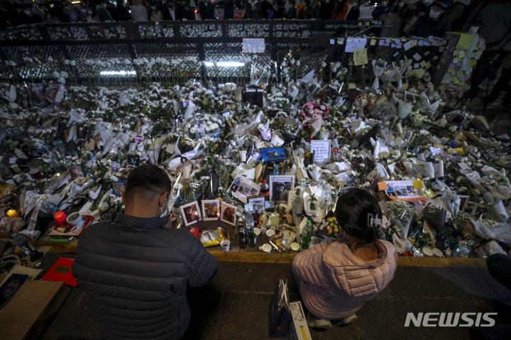 [서울=뉴시스] 정병혁 기자 = 지난 1일 오후 서울 용산구 이태원역에 마련된 추모공간을 찾은 시민들이 희생자들을 추모하고 있다. 2022.11.02. jhope@newsis.com
